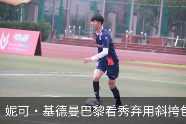 妮可·基德曼巴黎看秀弃用斜挎包，腋下"饺子包"抢镜